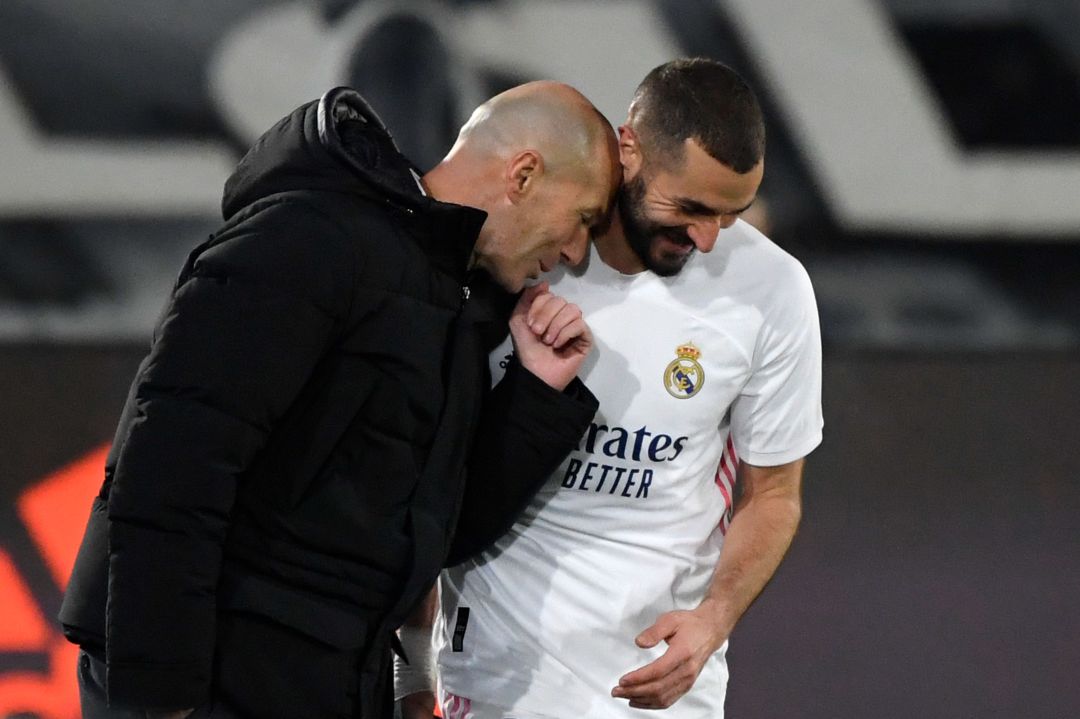 Benzema y Zidane, cómplices durante un partido Benzema y Zidane, cómplices durante un partido