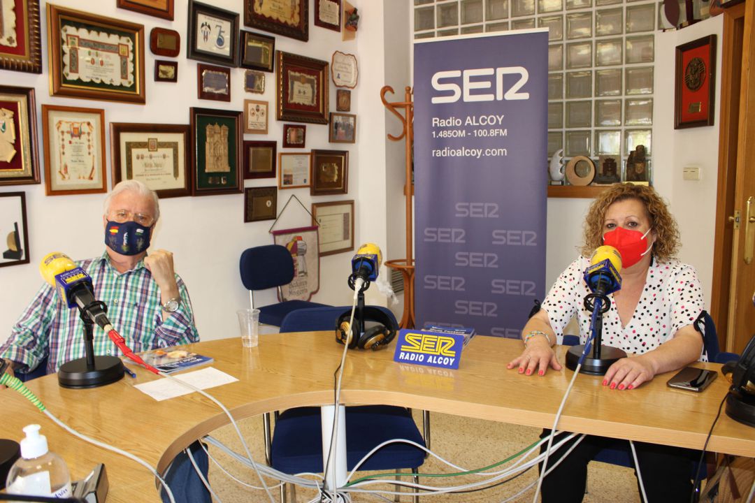 Paco Aznar y Pepa Prats en el estudio central de Radio Alcoy Paco Aznar y Pepa Prats en el estudio central de Radio Alcoy