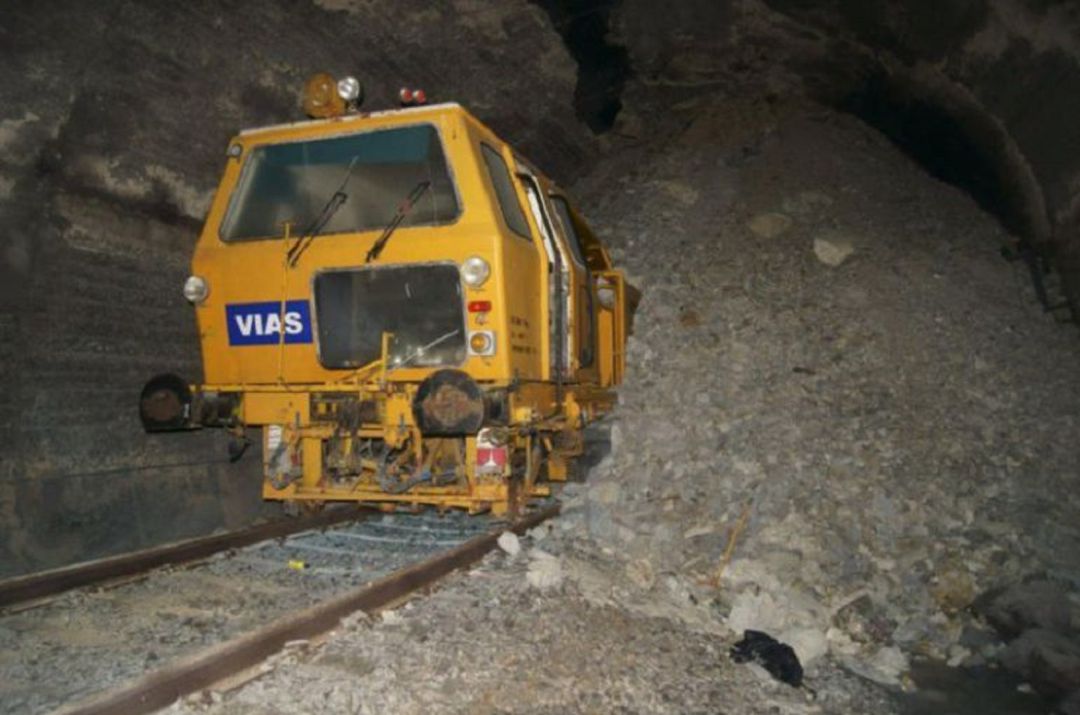 La presidenta de ADIF afirma que la línea del Directo está cerrada desde el derrumbe que dejó atrapada la bateadora en el túnel de Somosierra en 2011 La presidenta de ADIF afirma que la línea del Directo está cerrada desde el derrumbe que dejó atrapada la bateadora en el túnel de Somosierra en 2011