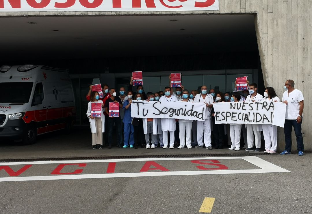 Médicos de urgencias y emergencias concentrados a la puertas de su servicio en el HUCA Médicos de urgencias y emergencias concentrados a la puertas de su servicio en el HUCA