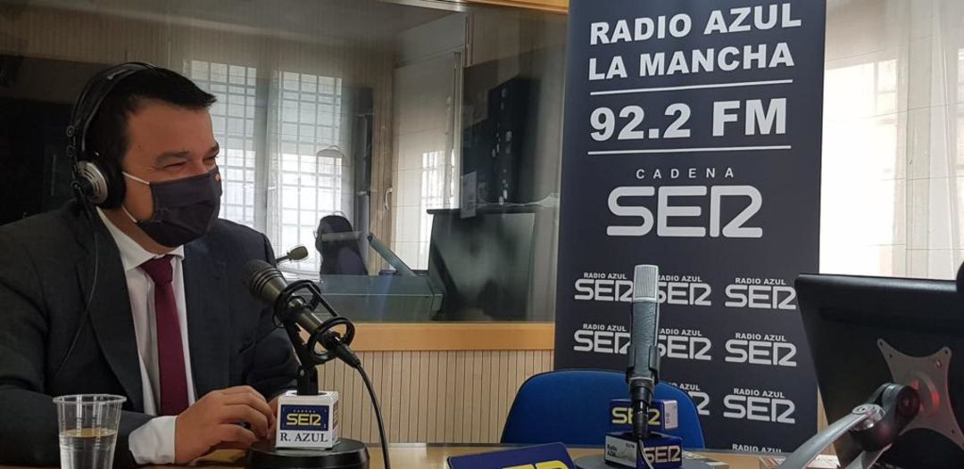 El consejero en los estudios de Radio Azul Cadena SER El consejero en los estudios de Radio Azul Cadena SER