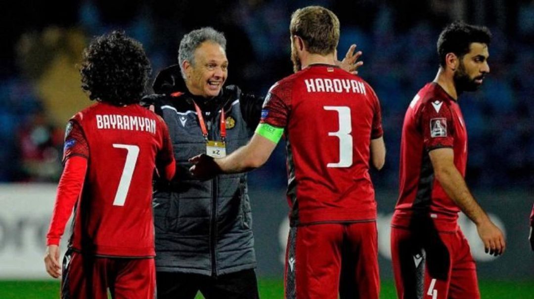 El seleccionador de Armenia se abraza con Haroyan El seleccionador de Armenia se abraza con Haroyan