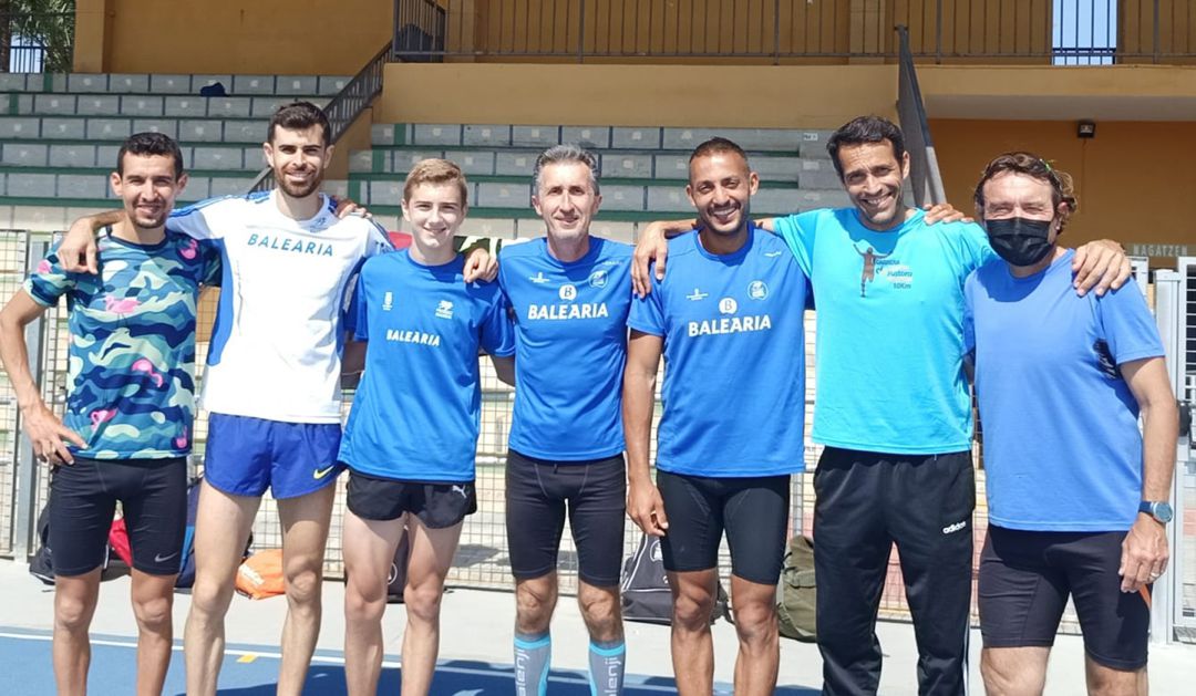 Moha, Juanra, Youssef, Victor con otros compañeros de entrenamiento junto a Franc Beneyto. Moha, Juanra, Youssef, Victor con otros compañeros de entrenamiento junto a Franc Beneyto.