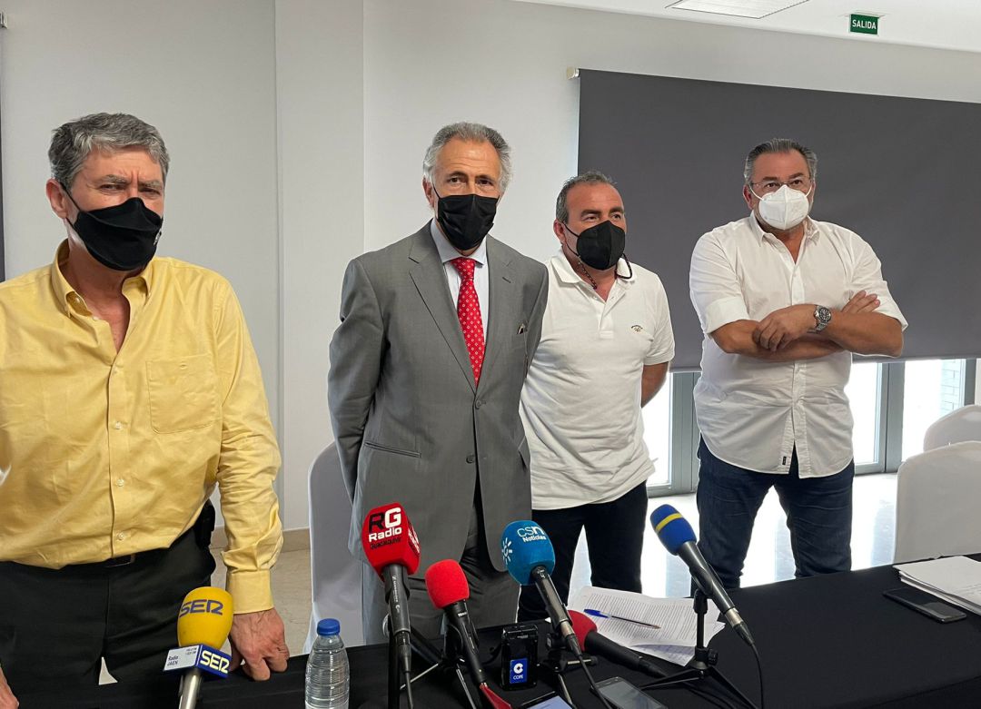 Tomás Membrado (segundo por la izquierda), rodeado de los empresarios que quieren tomar el control del Real Jaén. Tomás Membrado (segundo por la izquierda), rodeado de los empresarios que quieren tomar el control del Real Jaén.