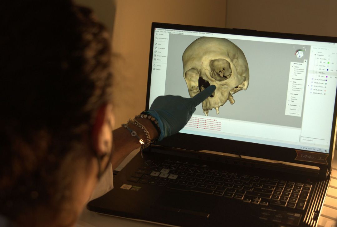 La investigación científica sobre el origen de Cristóbal Colón, paralizada hace 16 años a la espera de un avance tecnológico ya disponible, afronta su recta final con el estudio del ADN de los restos óseos atribuidos al descubridor y a dos de sus familiares, que podría estar listo para el 12 de octubre. La investigación científica sobre el origen de Cristóbal Colón, paralizada hace 16 años a la espera de un avance tecnológico ya disponible, afronta su recta final con el estudio del ADN de los restos óseos atribuidos al descubridor y a dos de sus familiares, que podría estar listo para el 12 de octubre.