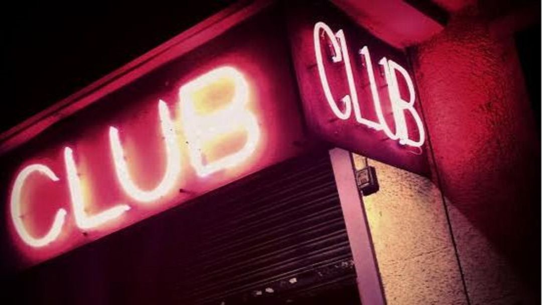 Puerta de acceso a un club de alterne. Puerta de acceso a un club de alterne.