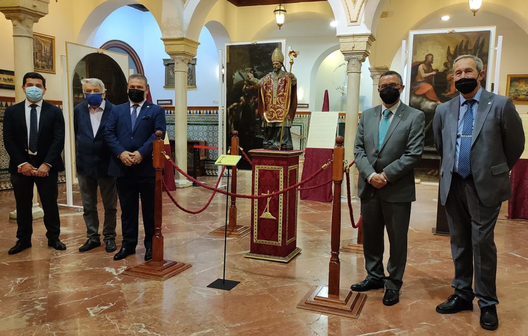 De izquierda a derecha ante los lienzos de San Martín, Carlos García Lara, Enrique Valdivieso, Antonio Ramírez Iberburen, Práxedes Sánchez y Juan Luis Coto De izquierda a derecha ante los lienzos de San Martín, Carlos García Lara, Enrique Valdivieso, Antonio Ramírez Iberburen, Práxedes Sánchez y Juan Luis Coto
