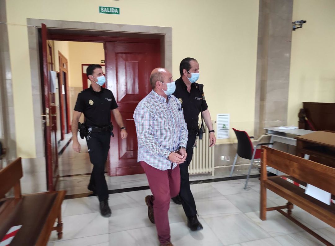El acusado entrando en la sala de vistas de la Audiencia de Jaén El acusado entrando en la sala de vistas de la Audiencia de Jaén