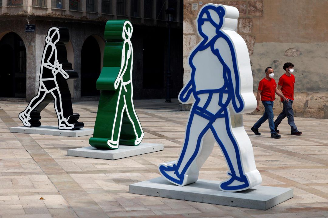 El artista británico Julian Opie presenta sus cuadros hechos con cajas de luz, expone sus esculturas monumentales y transforma mediante animación en pantallas LED la plaza del Colegio del Patriarca de València y el Claustro y la Sala de la Academia del Centre Cultural La Nau, con la figura humana en movimiento como elemento central de su obra. El artista británico Julian Opie presenta sus cuadros hechos con cajas de luz, expone sus esculturas monumentales y transforma mediante animación en pantallas LED la plaza del Colegio del Patriarca de València y el Claustro y la Sala de la Academia del Centre Cultural La Nau, con la figura humana en movimiento como elemento central de su obra.
