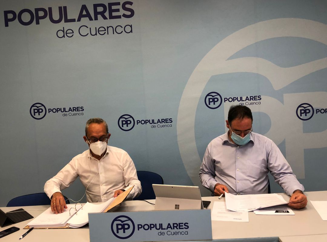 El presidente del PP de Cuenca, Benjamín Prieto (d), junto al gerente del PP de Castilla-La Mancha, José Ángel Cañas (i), en la Junta Directiva Provincial El presidente del PP de Cuenca, Benjamín Prieto (d), junto al gerente del PP de Castilla-La Mancha, José Ángel Cañas (i), en la Junta Directiva Provincial