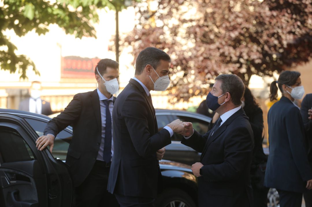 El presidente del Gobierno, Pedro Sánchez (i), saluda al presidente de Castilla-La Mancha, Emiliano García Page El presidente del Gobierno, Pedro Sánchez (i), saluda al presidente de Castilla-La Mancha, Emiliano García Page