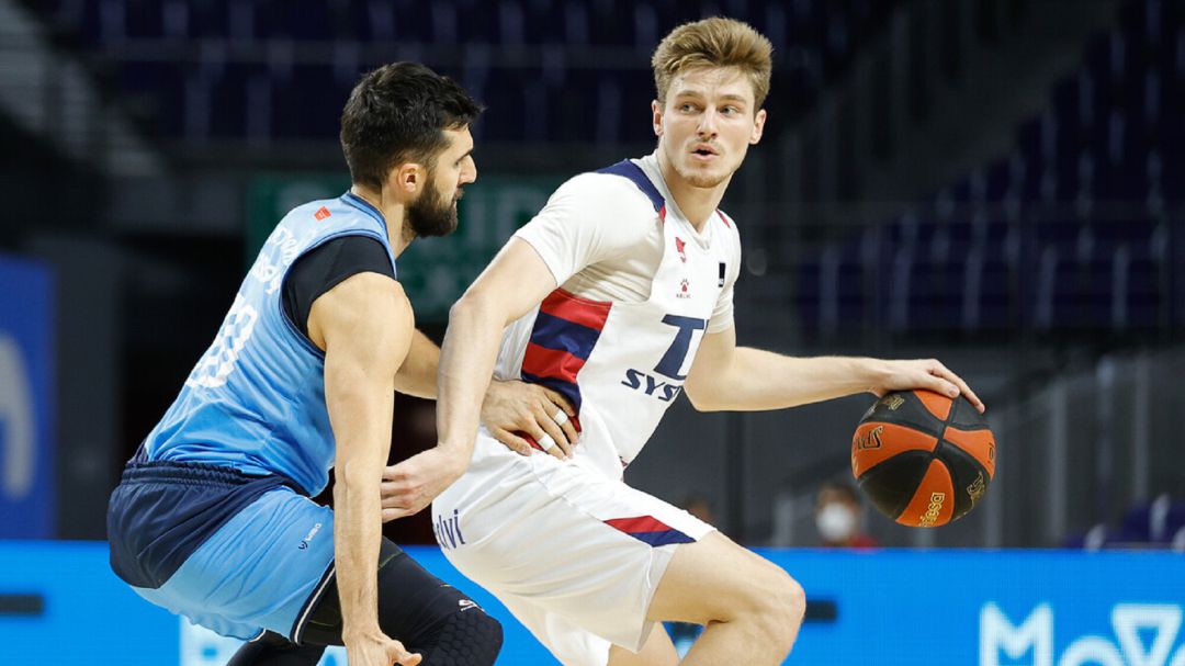 Kurucs controla el balón en el partido ante Movistar Estudiantes. Kurucs controla el balón en el partido ante Movistar Estudiantes.