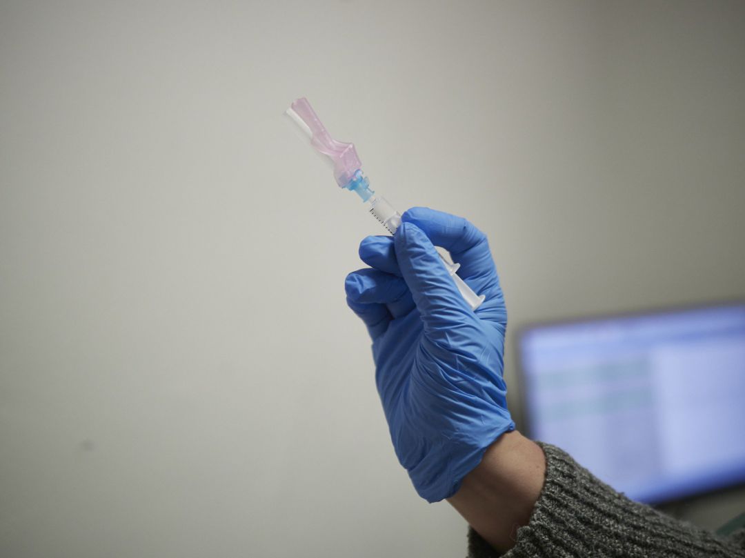 Una sanitaria con la vacuna de AstraZeneca. Una sanitaria con la vacuna de AstraZeneca.