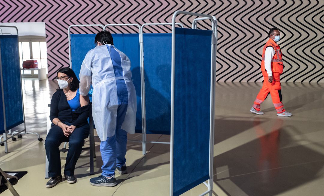 Un centro de vacunación en Italia. Un centro de vacunación en Italia.