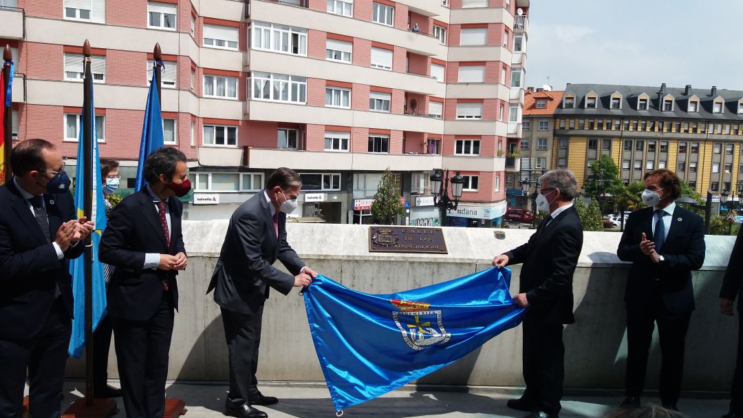El alcalde de Oviedo, Alfredo Canteli, descubre la placa que da el nombre de los Aparejadores a una nueva calle de la ciudad El alcalde de Oviedo, Alfredo Canteli, descubre la placa que da el nombre de los Aparejadores a una nueva calle de la ciudad