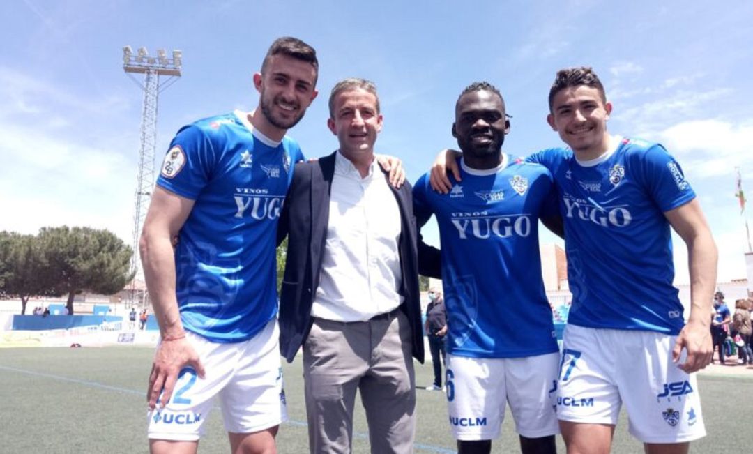 El presidente con algunos de sus jugadores El presidente con algunos de sus jugadores