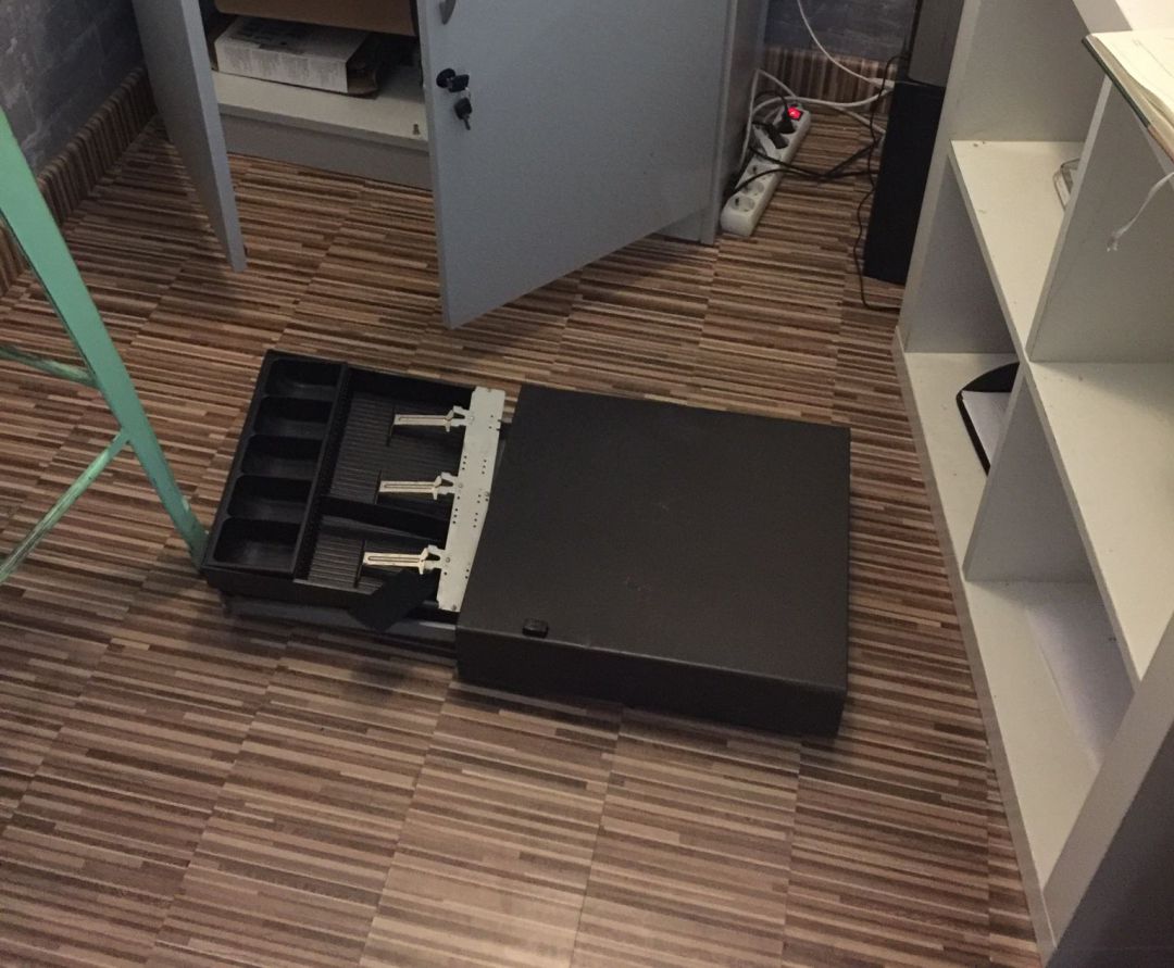 La caja registradora del gimnasio, forzada y en el suelo La caja registradora del gimnasio, forzada y en el suelo