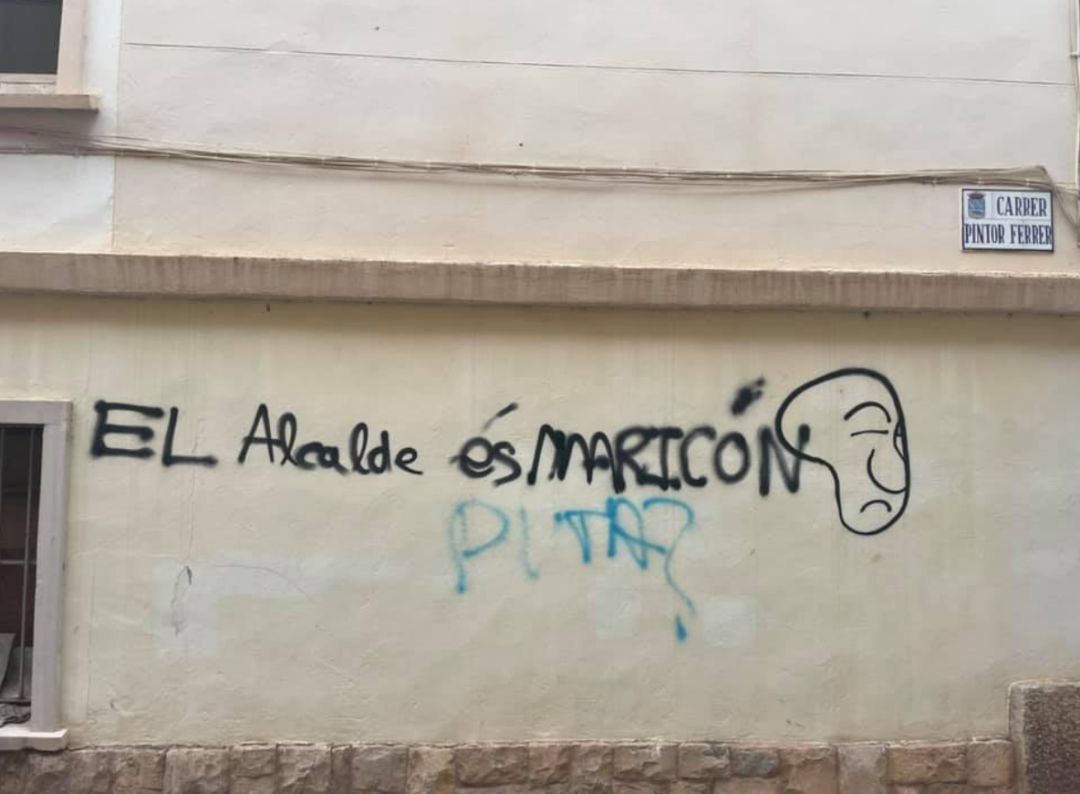 Pintada homófoba contra el alcalde de l'Alcora, Samuel Falomir Pintada homófoba contra el alcalde de l'Alcora, Samuel Falomir