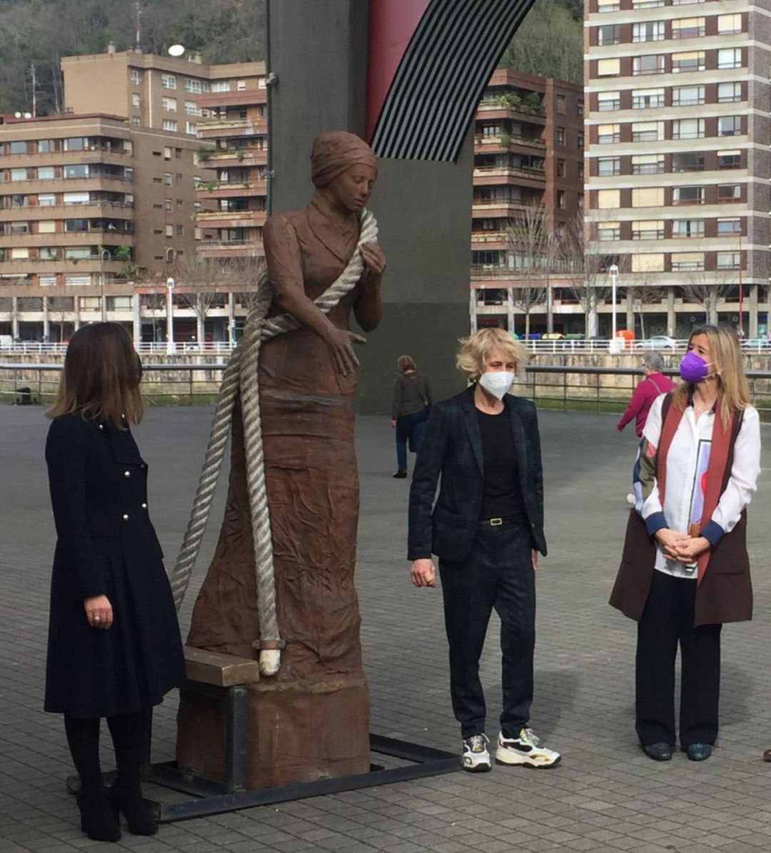 Dora Salazar, en el centro, junto a responsables de la Obra Social BBK y de la Diputación Foral de Bizkaia Dora Salazar, en el centro, junto a responsables de la Obra Social BBK y de la Diputación Foral de Bizkaia