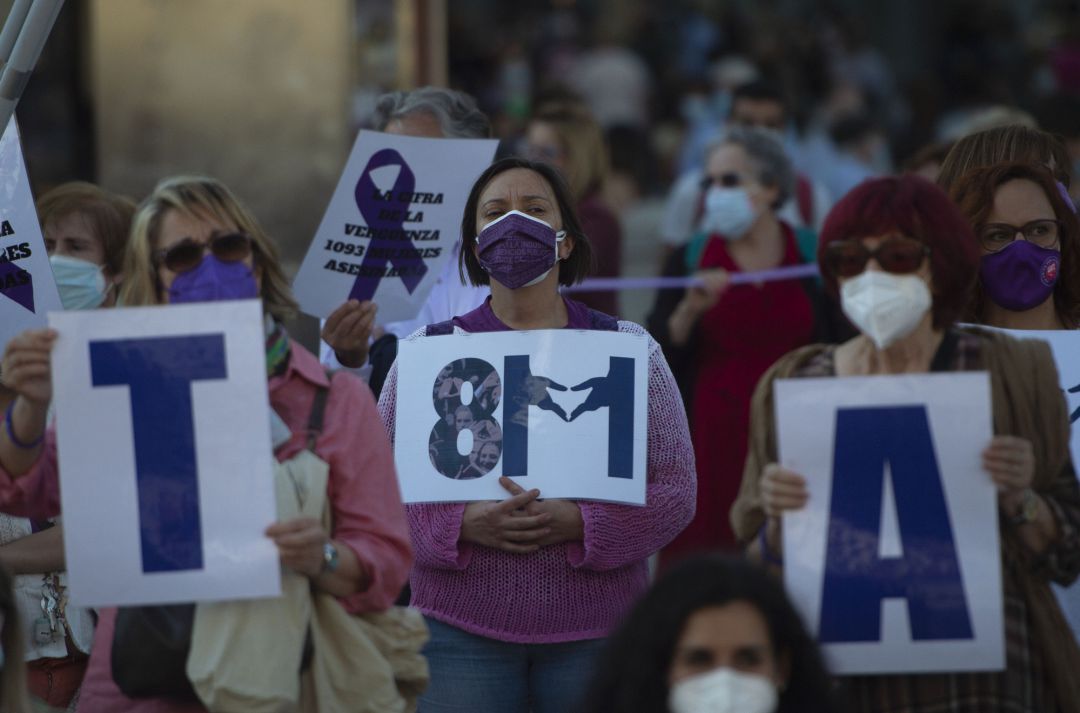 Varias mujeres con carteles participan en una concentración. Varias mujeres con carteles participan en una concentración.
