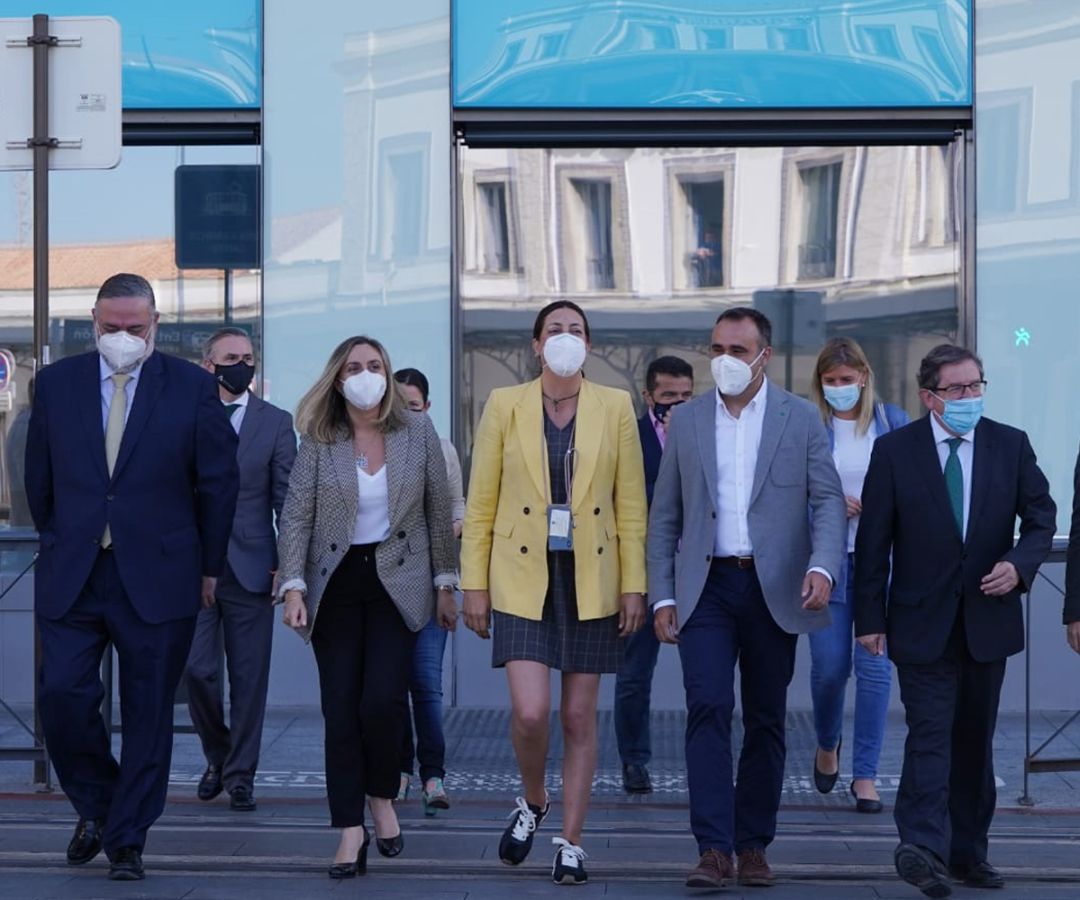 Tras un acto reivindicativo en Granada, los líderes del PP andaluz y granadino abandona la plaza de la estación de Granada. A la secretaria regional, Loles López (de amarillo), le acompaña la consejera de Fomento de la Junta, Marifrán Carazo; y, al otro lado, el presidente provincial Francis Rodríguez y, a continuación, el candidato que quiere presentar el PP a la alcaldía de Granada (forzando la dimisión del altual alcalde, Luis Salvador¡ de Ciudadanos), Luis González Tras un acto reivindicativo en Granada, los líderes del PP andaluz y granadino abandona la plaza de la estación de Granada. A la secretaria regional, Loles López (de amarillo), le acompaña la consejera de Fomento de la Junta, Marifrán Carazo; y, al otro lado, el presidente provincial Francis Rodríguez y, a continuación, el candidato que quiere presentar el PP a la alcaldía de Granada (forzando la dimisión del altual alcalde, Luis Salvador¡ de Ciudadanos), Luis González