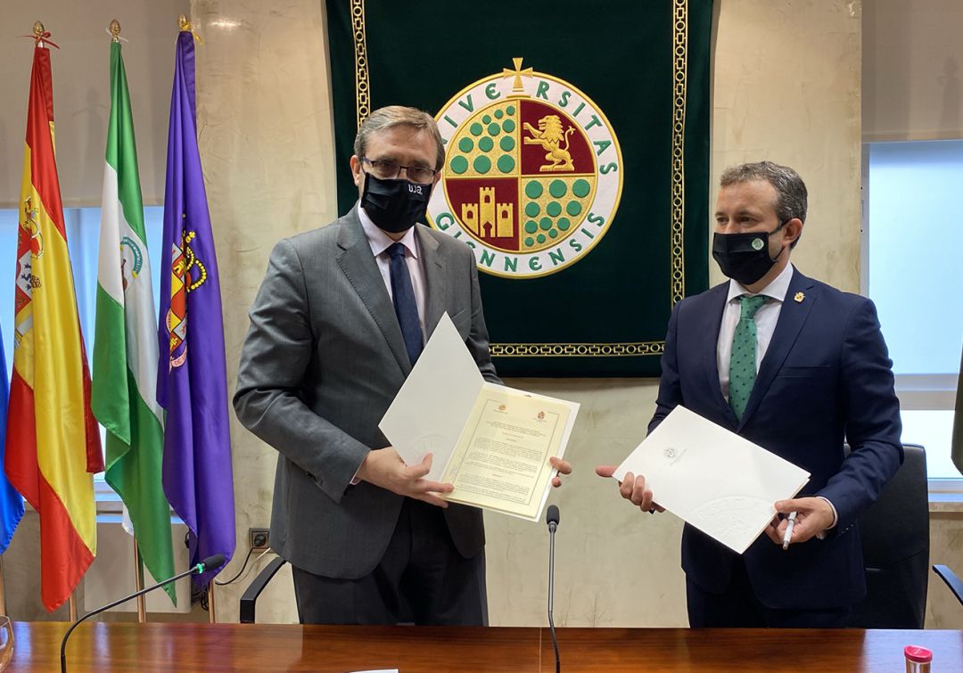 De izquierda a derecha, el rector de la Universidad, Juan Gómez, y el alcalde de Jaén, Julio Millán. De izquierda a derecha, el rector de la Universidad, Juan Gómez, y el alcalde de Jaén, Julio Millán.