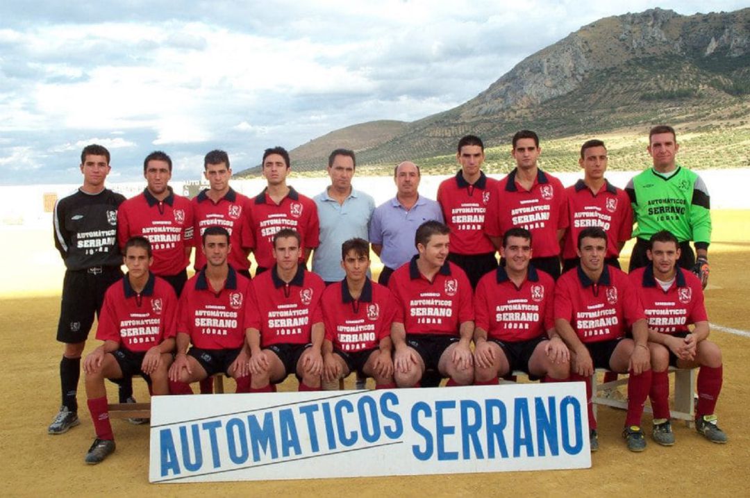 Plantilla de la U.D. Jódar Al Andalus en la temporada 2002-2033, Alfonso López Simarro, de pie, quinto por la izquierda Plantilla de la U.D. Jódar Al Andalus en la temporada 2002-2033, Alfonso López Simarro, de pie, quinto por la izquierda