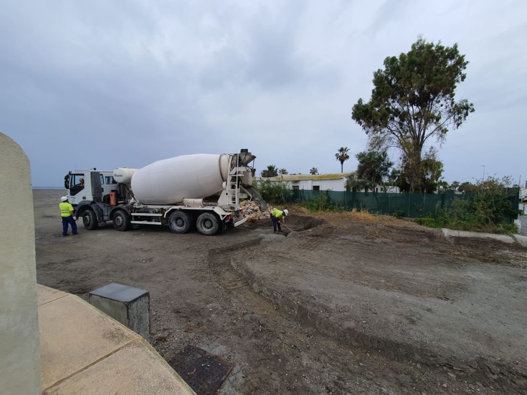 Operarios levantan un muro de hormigón para evitar que los coches acedan a las playas del Cable y Poniente de Motril Operarios levantan un muro de hormigón para evitar que los coches acedan a las playas del Cable y Poniente de Motril
