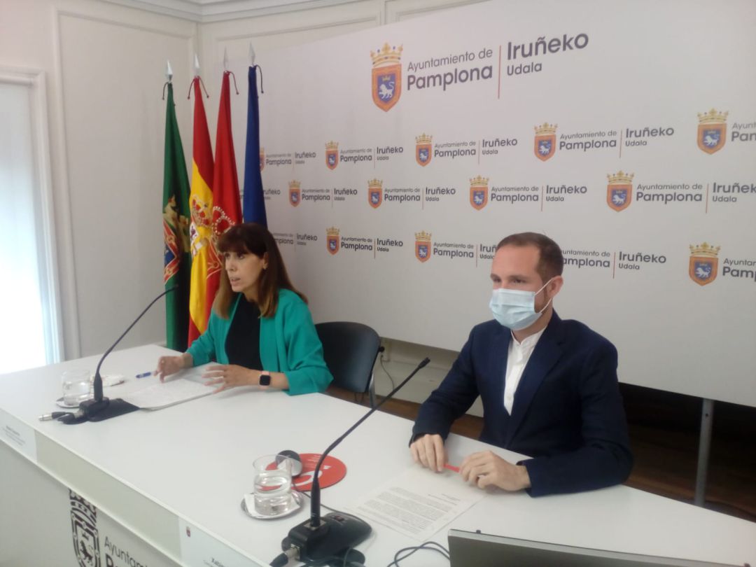 La edil socialista en Pamplona, Maite Esporrín, y el concejal de su mismo grupo, Xabier Sagardoy, durante la rueda de prensa. La edil socialista en Pamplona, Maite Esporrín, y el concejal de su mismo grupo, Xabier Sagardoy, durante la rueda de prensa.