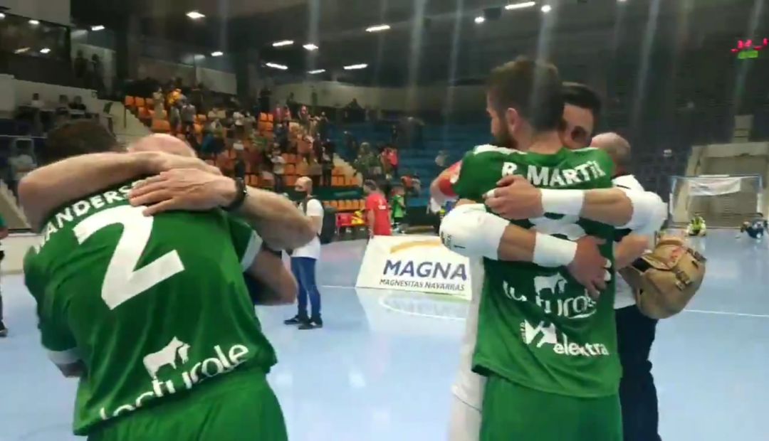 Los capitanes del Xota Roberto Martil y Asier Llamas celebrando la permanencia Los capitanes del Xota Roberto Martil y Asier Llamas celebrando la permanencia