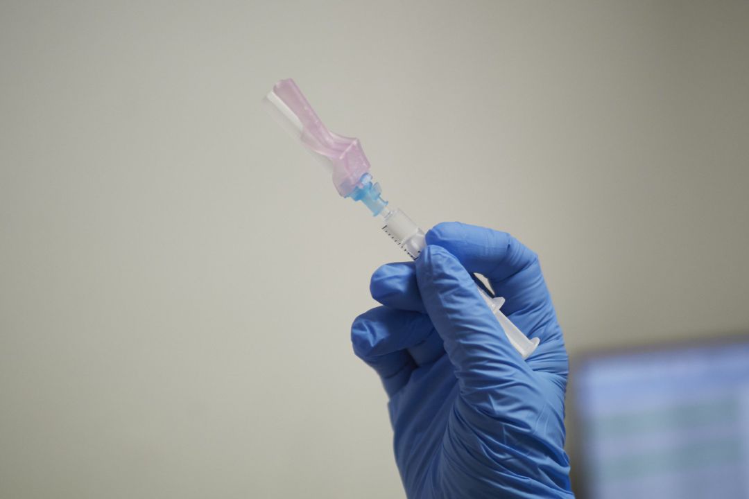 Una sanitaria con la vacuna de AstraZeneca Una sanitaria con la vacuna de AstraZeneca