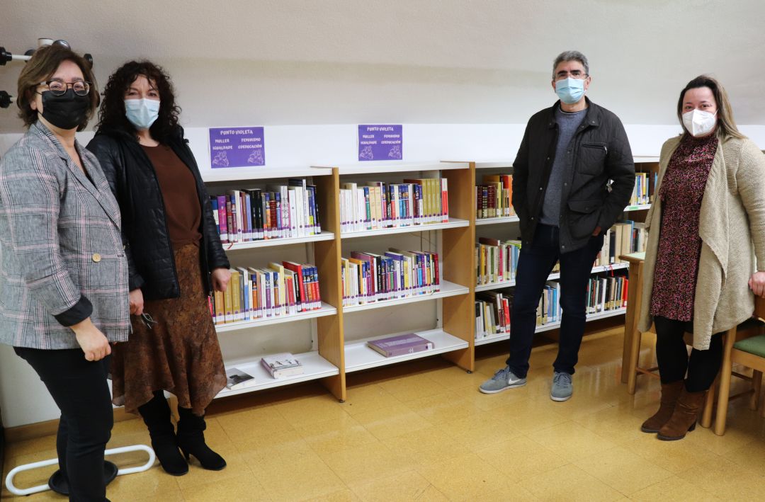 El alcalde de A Guarda, Antonio Lomba, en el punto lila de la biblioteca municipal. El alcalde de A Guarda, Antonio Lomba, en el punto lila de la biblioteca municipal.