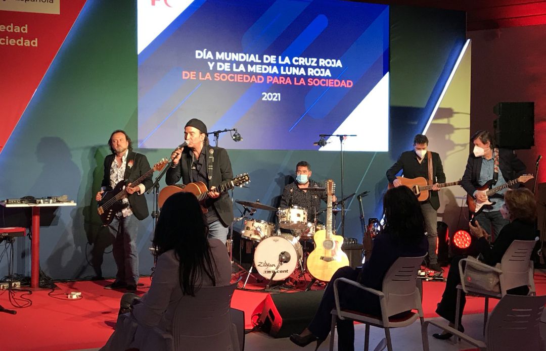 Los Secretos actuando en un concierto solidario en favor de Cruz Roja Los Secretos actuando en un concierto solidario en favor de Cruz Roja