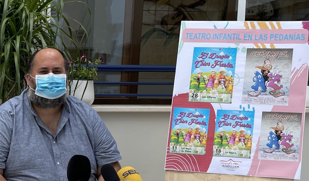 Juan Francisco Cazalilla durante la presentación del Ciclo de Teatro Infantil en las pedanías. Juan Francisco Cazalilla durante la presentación del Ciclo de Teatro Infantil en las pedanías.