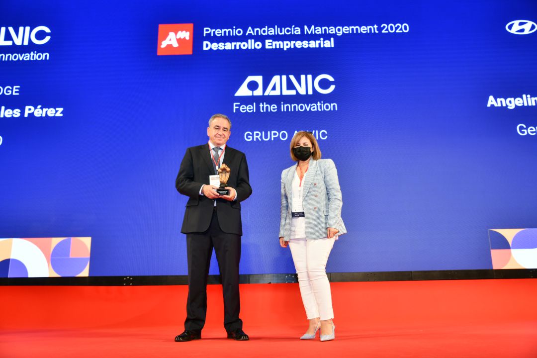 Javier Rosales, director ejecutivo de Alvic juan a Angelina Almenara, gerente de Automóviles Nieto Hyundai y encargada de entregarle el galardón Javier Rosales, director ejecutivo de Alvic juan a Angelina Almenara, gerente de Automóviles Nieto Hyundai y encargada de entregarle el galardón