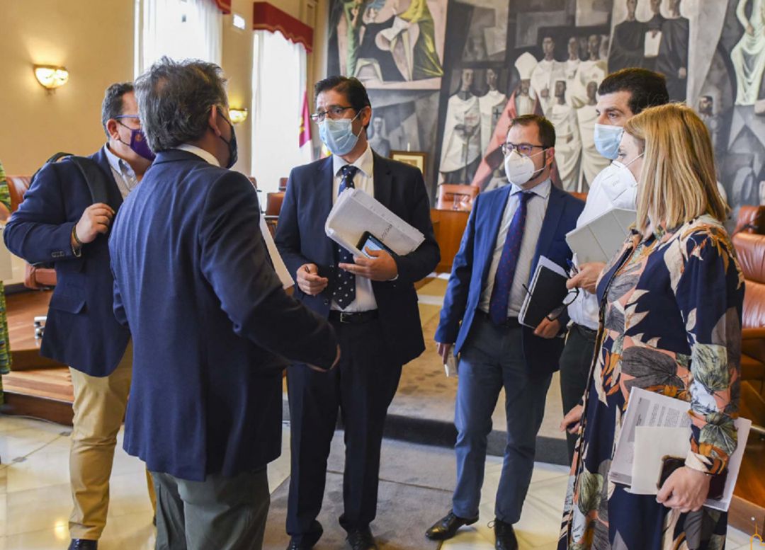 El presidente de la Diputación, José Manuel Caballero habla con el presidente del Grupo Popular, Leopoldo Sierra tras el pleno El presidente de la Diputación, José Manuel Caballero habla con el presidente del Grupo Popular, Leopoldo Sierra tras el pleno