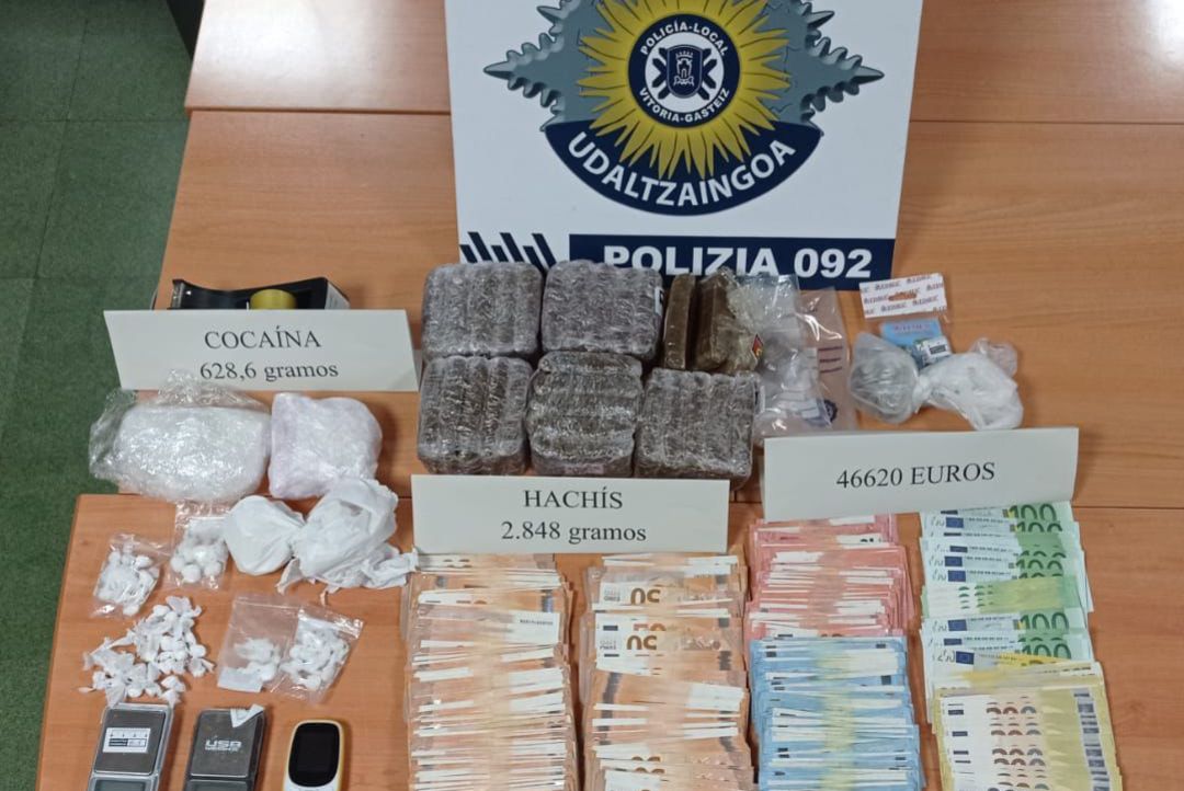 Alijo de drogas y dinero incautado al traficante Alijo de drogas y dinero incautado al traficante