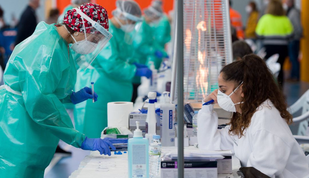 Una trabajadora sanitaria durante la realización de tests de antígenos. Una trabajadora sanitaria durante la realización de tests de antígenos.