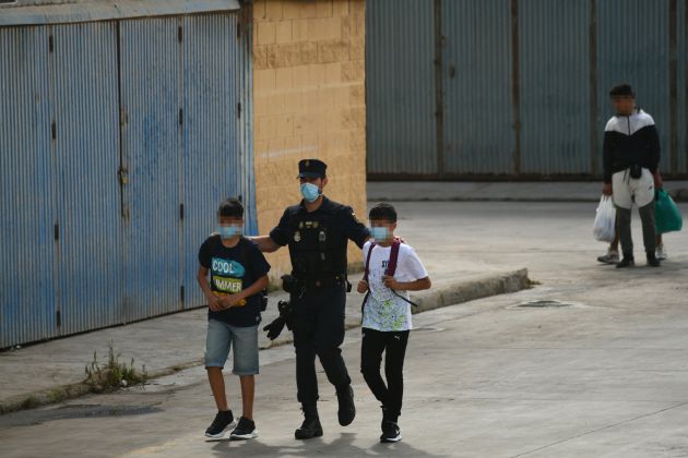 Agentes de la Policía Nacional acompañan a menores marroquíes a las naves acondicionadas Agentes de la Policía Nacional acompañan a menores marroquíes a las naves acondicionadas