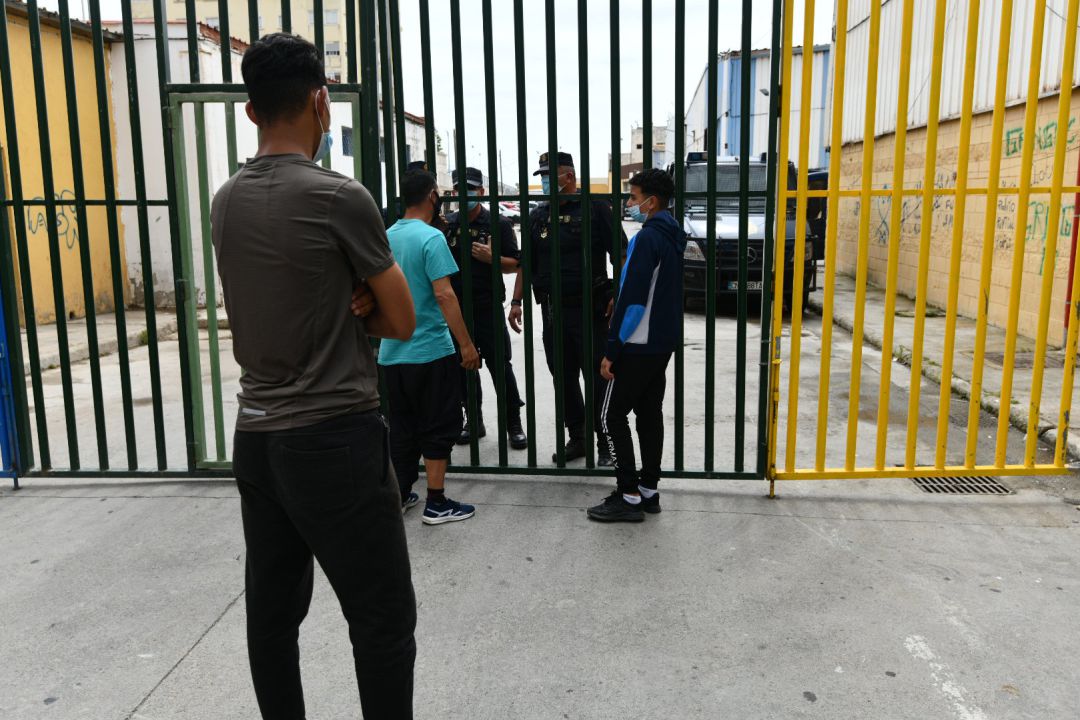 Varios ciudadanos de Ceuta llevan a un menor que se han encontrado por la calle al punto de acceso a las naves de menores del Tarajal durante una jornada tranquila en Ceuta, a 21 de mayo de 2021, en Ceuta (España). Varios ciudadanos de Ceuta llevan a un menor que se han encontrado por la calle al punto de acceso a las naves de menores del Tarajal durante una jornada tranquila en Ceuta, a 21 de mayo de 2021, en Ceuta (España).