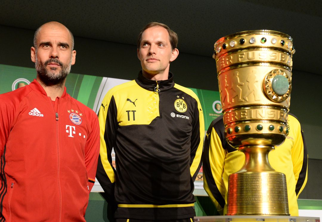 Guardiola y Tuchel posando junto al trofeo de la DFB Pokal Guardiola y Tuchel posando junto al trofeo de la DFB Pokal