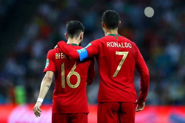 Cristiano Ronaldo abraza a Bruno Fernandes Cristiano Ronaldo abraza a Bruno Fernandes