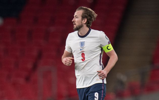 Harry Kane con el brazalete de capitán de la selección inglesa Harry Kane con el brazalete de capitán de la selección inglesa