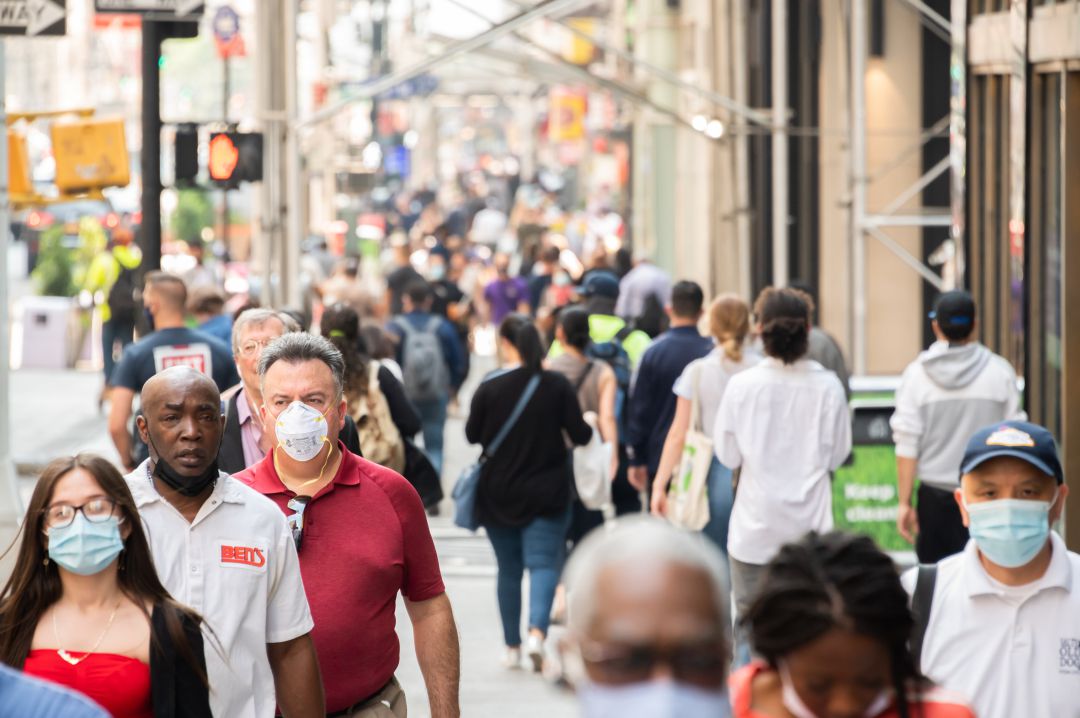Gente paseando por las calles de Nueva York tras la relajación de las restricciones frente a la COVID-19 Gente paseando por las calles de Nueva York tras la relajación de las restricciones frente a la COVID-19