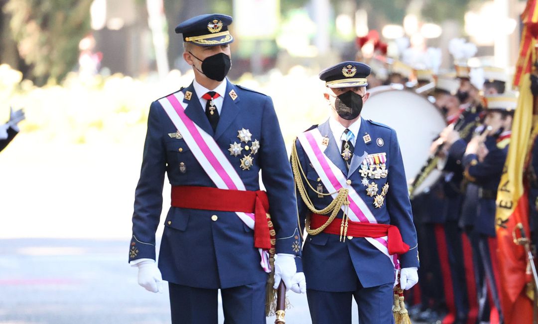 Los Reyes han presidido este sábado los actos centrales del Día de las Fuerzas Armadas, que "tímidamente" han vuelto a salir a la calle para acercarse a los ciudadanos pese a las restricciones sanitarias marcadas por la pandemia del coronavirus.
POLITICA EUROPA ESPAÑA SOCIEDAD
EUROPA PRESS REPORTAJES
Los Reyes han presidido este sábado los actos centrales del Día de las Fuerzas Armadas, que "tímidamente" han vuelto a salir a la calle para acercarse a los ciudadanos pese a las restricciones sanitarias marcadas por la pandemia del coronavirus.
POLITICA EUROPA ESPAÑA SOCIEDAD
EUROPA PRESS REPORTAJES