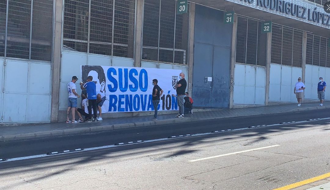 Pancarta en favor de la renovación de Suso en los aledaños del Heliodoro Rodríguez López. Pancarta en favor de la renovación de Suso en los aledaños del Heliodoro Rodríguez López.
