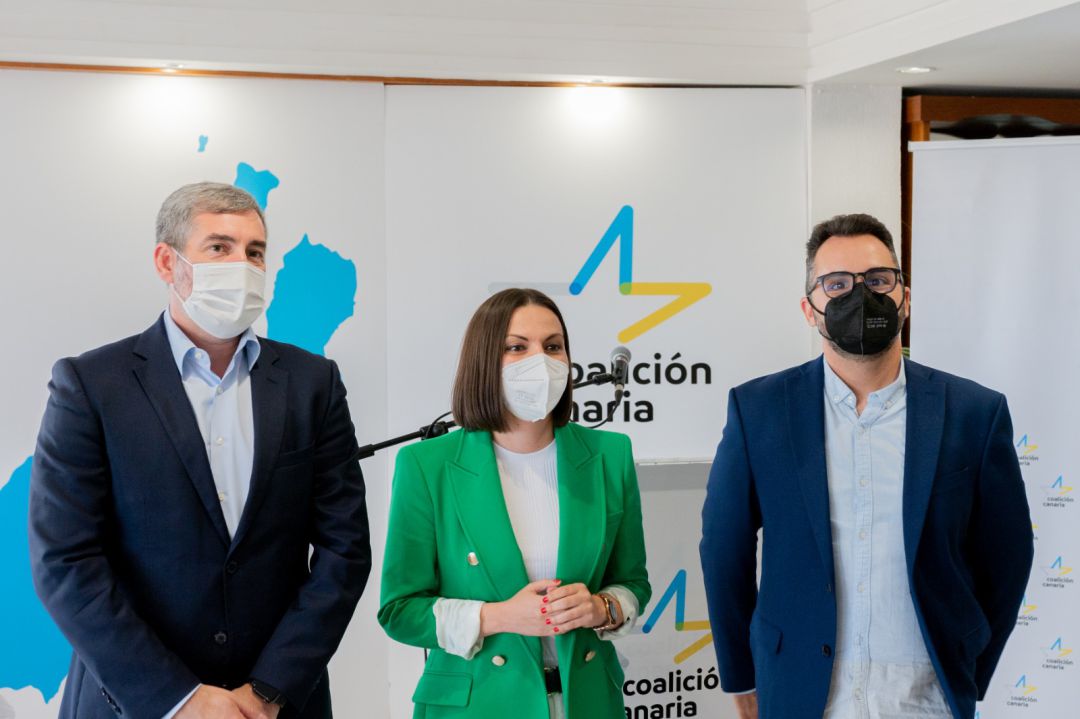 Migdalia Machín, la reelegida secretaria general de CC en Lanzarote, flanqueada por Fernando Clavijo, secretario general de Coalicion Canaria, y Echedey Eugenio, nuevo secretario de organización de CC en Lanzarote. Migdalia Machín, la reelegida secretaria general de CC en Lanzarote, flanqueada por Fernando Clavijo, secretario general de Coalicion Canaria, y Echedey Eugenio, nuevo secretario de organización de CC en Lanzarote.