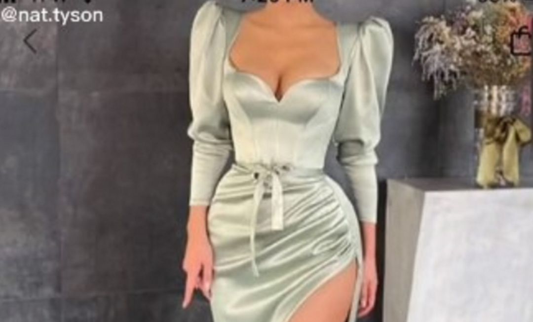 Imagen de promoción del vestido que la joven pidió por internet Imagen de promoción del vestido que la joven pidió por internet