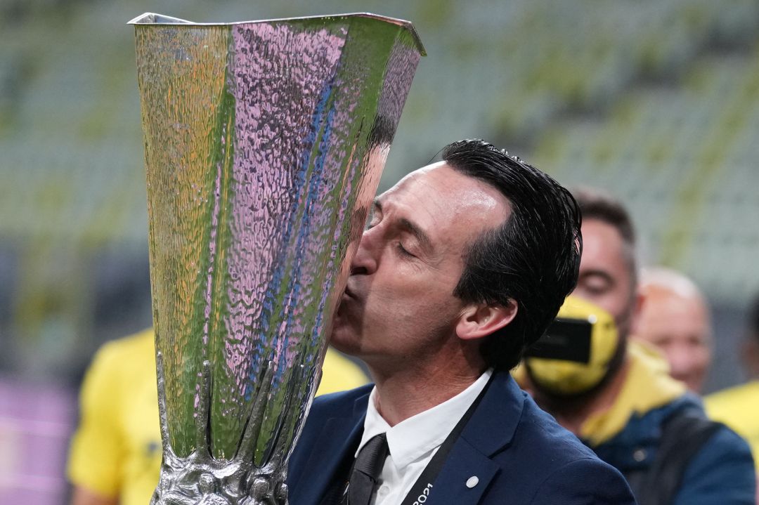 Emery besando el título de la Europa League Emery besando el título de la Europa League
