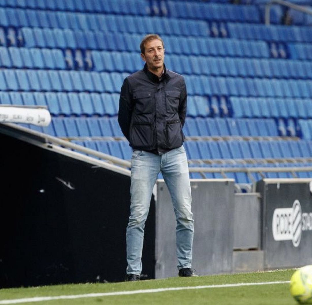 Luis Miguel Ramis, en el banquillo del RCDE Stadium durante el Espanyol-Tenerife de la penúltima jornada. Luis Miguel Ramis, en el banquillo del RCDE Stadium durante el Espanyol-Tenerife de la penúltima jornada.